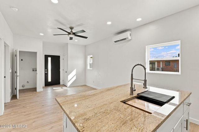 950 W Ina Road, Tucson, AZ 85704