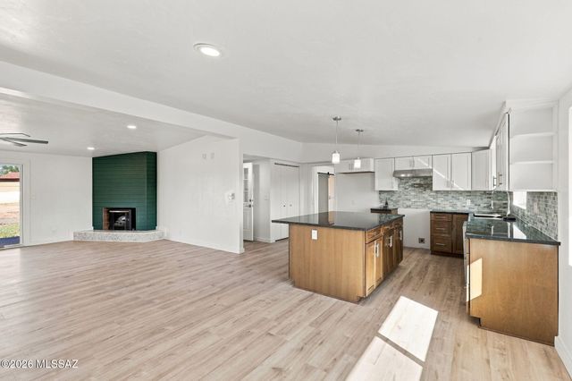 950 W Ina Road, Tucson, AZ 85704
