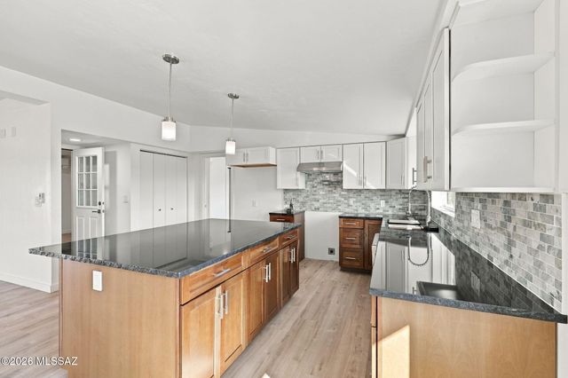 950 W Ina Road, Tucson, AZ 85704