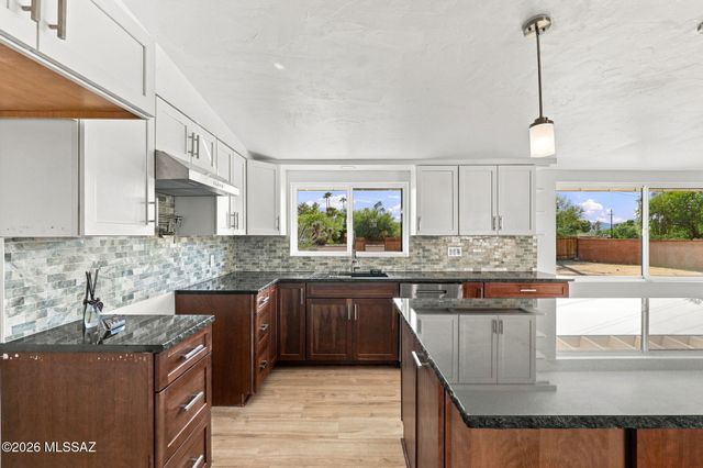 950 W Ina Road, Tucson, AZ 85704