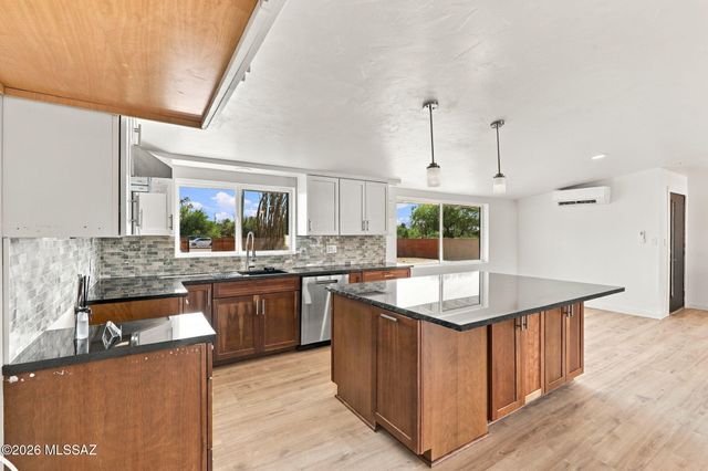 950 W Ina Road, Tucson, AZ 85704