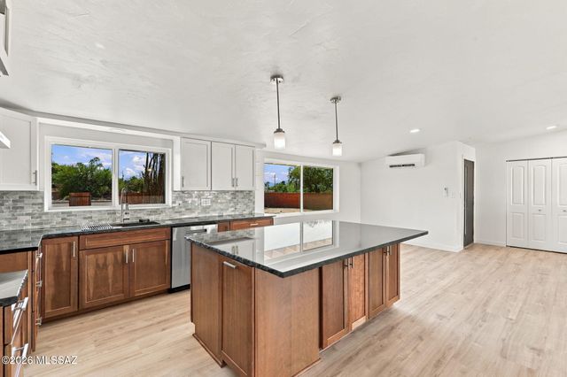 950 W Ina Road, Tucson, AZ 85704