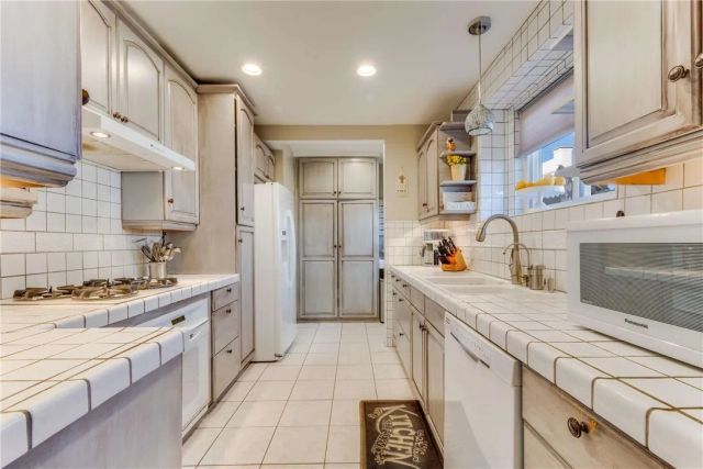 1911 N Fairview Street, Burbank, CA 91505