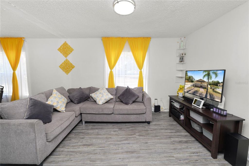 Image 4 of property listing at 1239 AVENUE K, Haines City, FL 33844