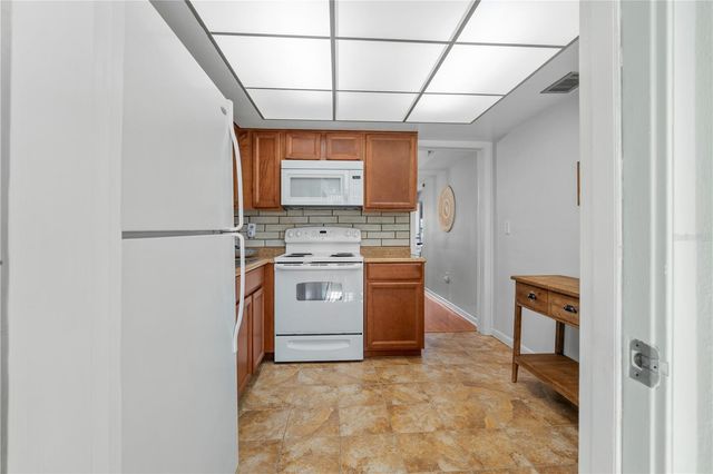 7801 11TH STREET N 302, St Petersburg, FL 33702