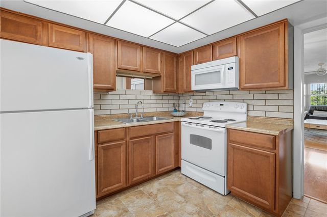 7801 11TH STREET N 302, St Petersburg, FL 33702