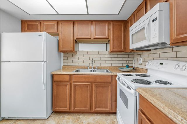 7801 11TH STREET N 302, St Petersburg, FL 33702