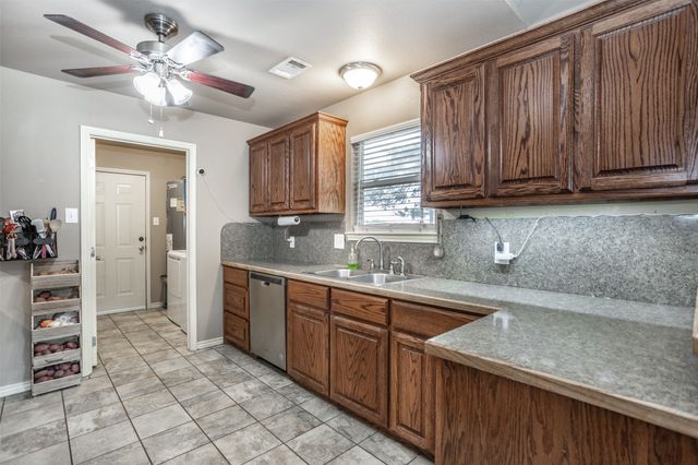 406 W Elm Street, Collinsville, TX 76233