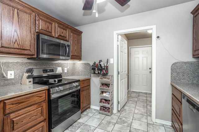 406 W Elm Street, Collinsville, TX 76233