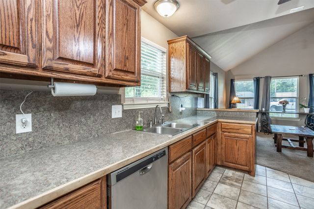 406 W Elm Street, Collinsville, TX 76233