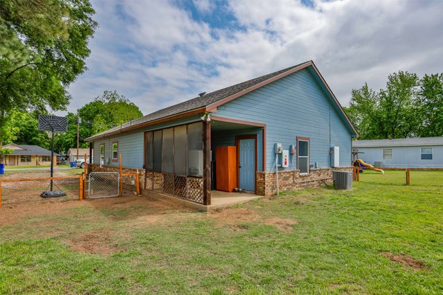 406 W Elm Street, Collinsville, TX 76233