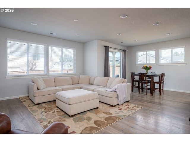 37451 PINK St, Sandy, OR 97055