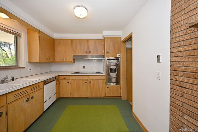 2765 Lahser Road, Bloomfield Charter Township, MI 48304