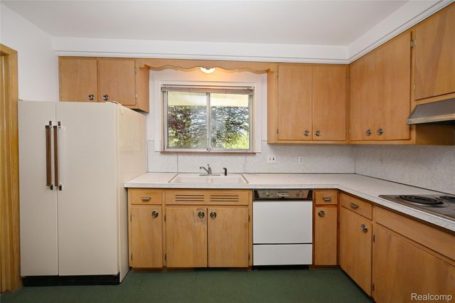 2765 Lahser Road, Bloomfield Charter Township, MI 48304