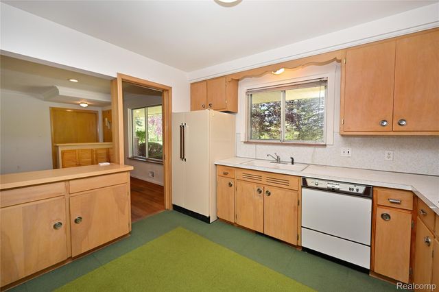2765 Lahser Road, Bloomfield Charter Township, MI 48304