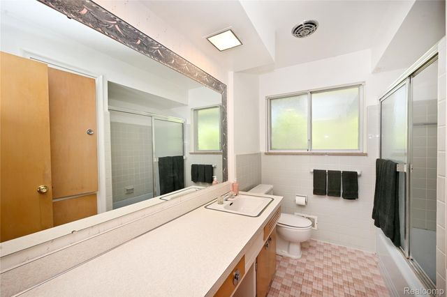 2765 Lahser Road, Bloomfield Charter Township, MI 48304