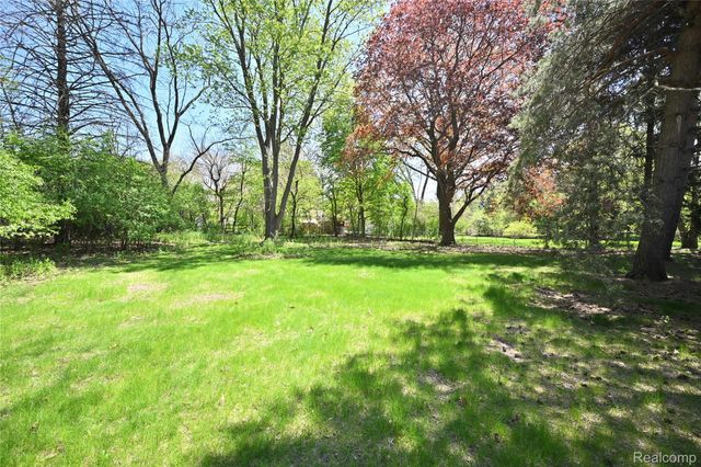 2765 Lahser Road, Bloomfield Charter Township, MI 48304