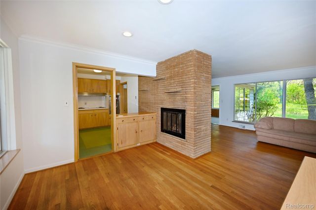 2765 Lahser Road, Bloomfield Charter Township, MI 48304