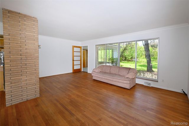 2765 Lahser Road, Bloomfield Charter Township, MI 48304