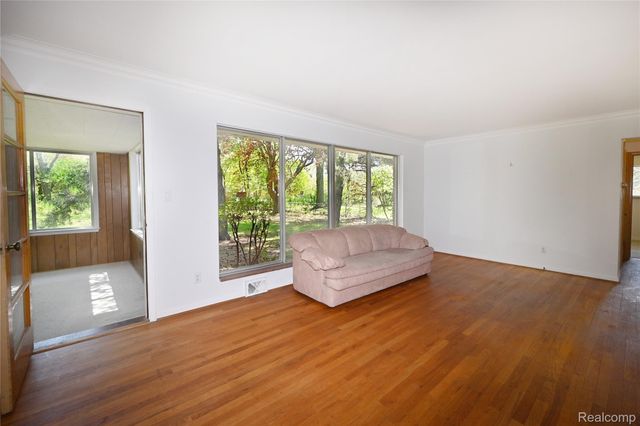 2765 Lahser Road, Bloomfield Charter Township, MI 48304