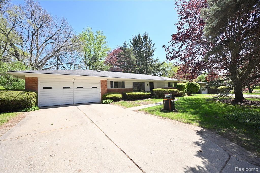 2765 Lahser Road, Bloomfield Charter Township, MI 48304