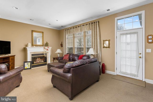 25 ELLINGTON DR, Columbus, NJ 08022