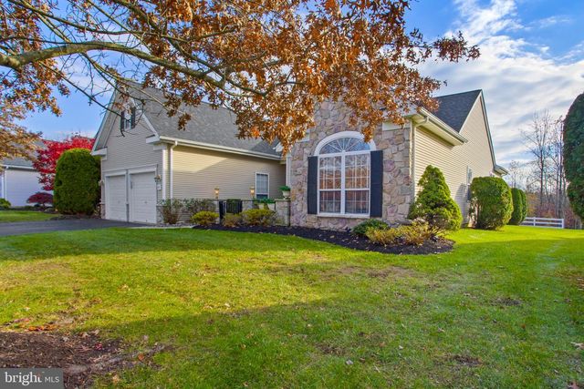 25 ELLINGTON DR, Columbus, NJ 08022
