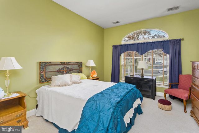 25 ELLINGTON DR, Columbus, NJ 08022