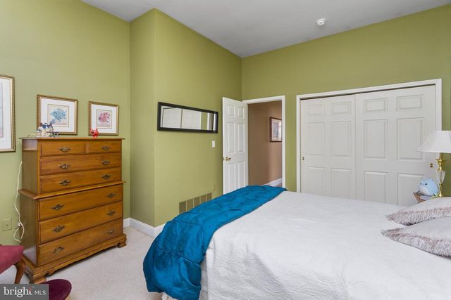 25 ELLINGTON DR, Columbus, NJ 08022