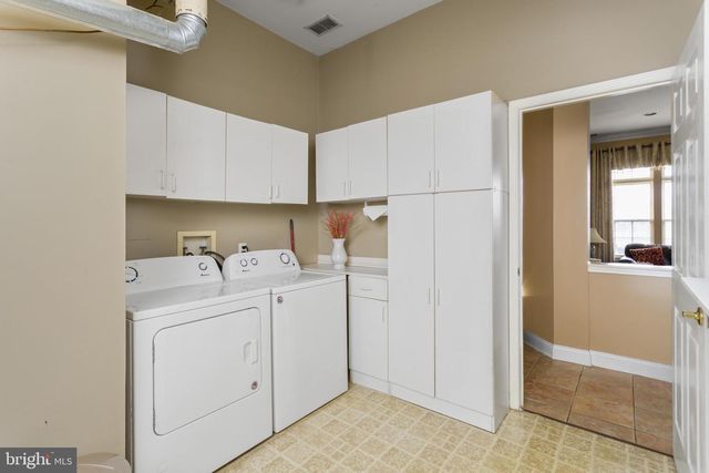 25 ELLINGTON DR, Columbus, NJ 08022