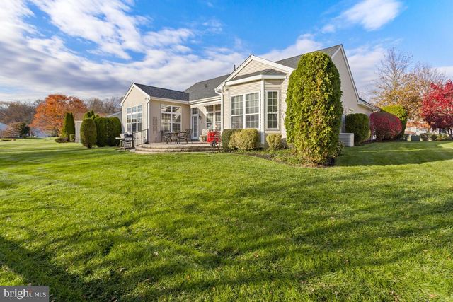 25 ELLINGTON DR, Columbus, NJ 08022