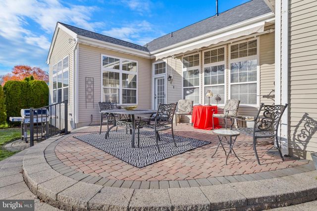 25 ELLINGTON DR, Columbus, NJ 08022