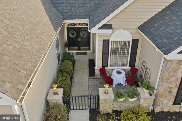 25 ELLINGTON DR, Columbus, NJ 08022