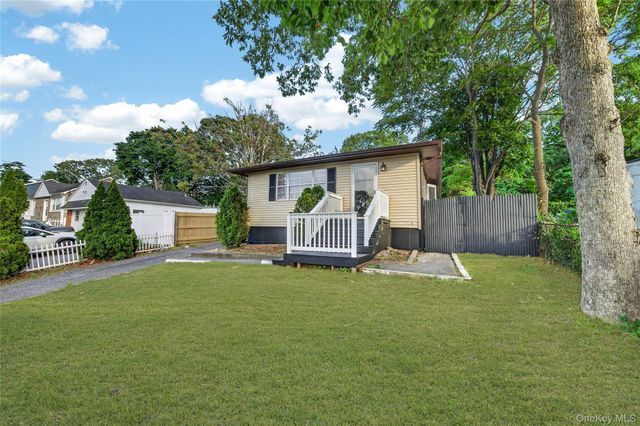 28 Roslyn Avenue, Selden, NY 11784