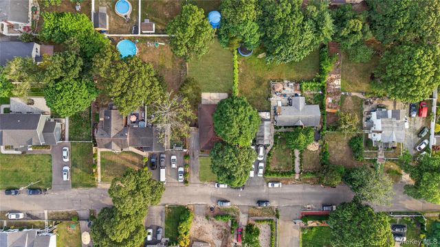 28 Roslyn Avenue, Selden, NY 11784