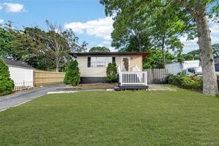 28 Roslyn Avenue, Selden, NY 11784