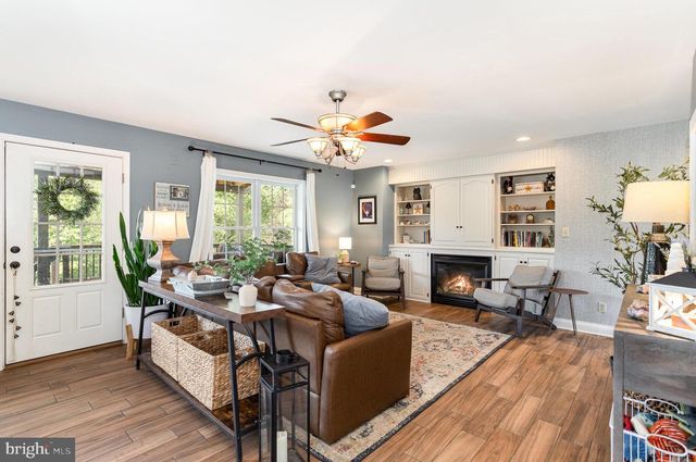 210 SUNSET DR, Mount Holly Springs, PA 17065