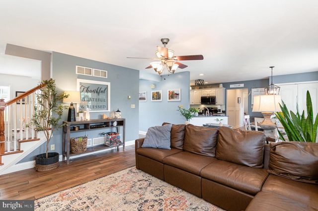 210 SUNSET DR, Mount Holly Springs, PA 17065