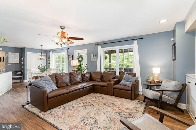 210 SUNSET DR, Mount Holly Springs, PA 17065