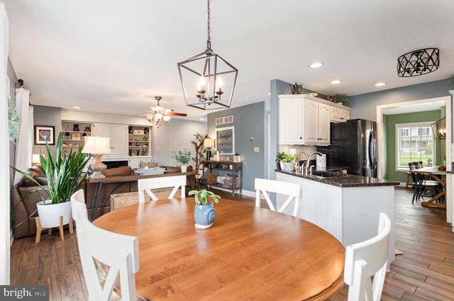 210 SUNSET DR, Mount Holly Springs, PA 17065