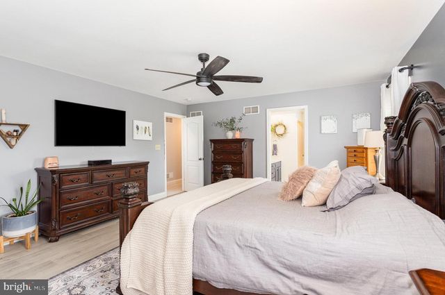 210 SUNSET DR, Mount Holly Springs, PA 17065