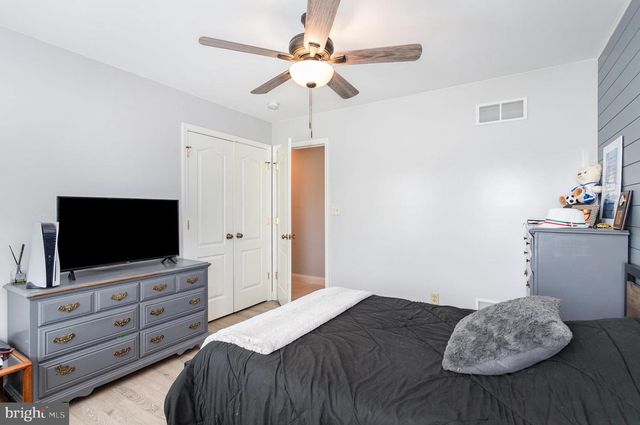 210 SUNSET DR, Mount Holly Springs, PA 17065