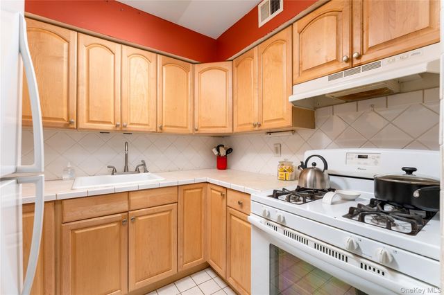 28 Bailey Court 28, Middle Island, NY 11953