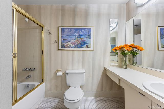 99 S Park Avenue 28, Rockville Centre, NY 11570