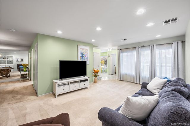 99 S Park Avenue 28, Rockville Centre, NY 11570
