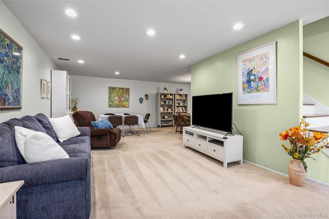 99 S Park Avenue 28, Rockville Centre, NY 11570