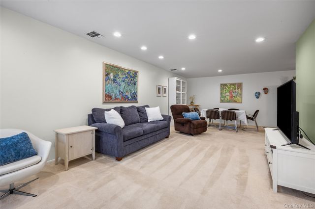 99 S Park Avenue 28, Rockville Centre, NY 11570