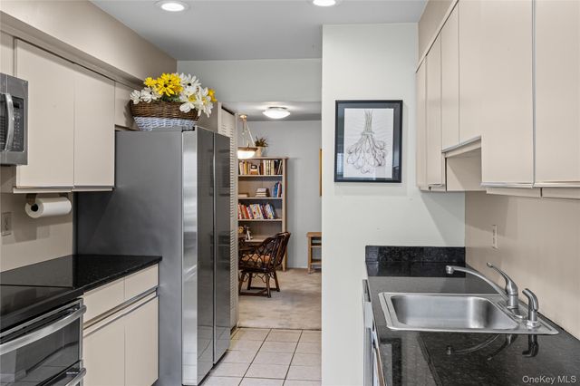 99 S Park Avenue 28, Rockville Centre, NY 11570