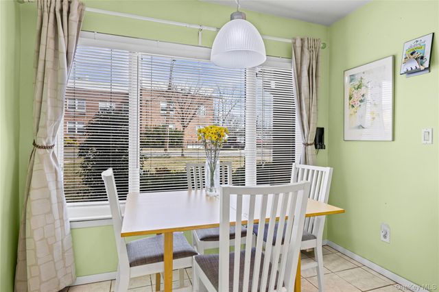 99 S Park Avenue 28, Rockville Centre, NY 11570