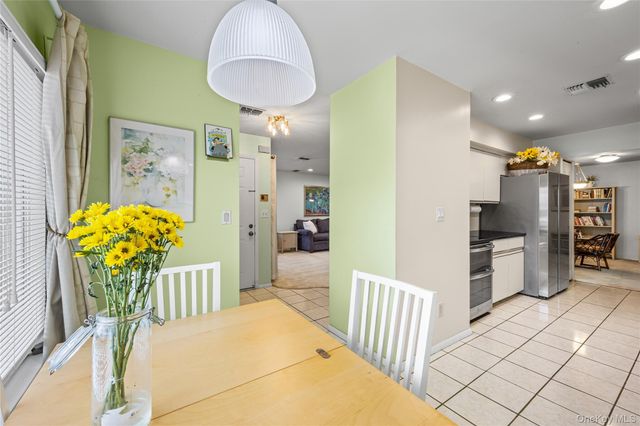 99 S Park Avenue 28, Rockville Centre, NY 11570